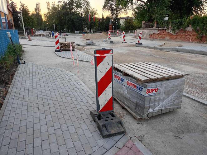 Roboty przy budowie ronda na skrzyżowaniu ulic Cmentarnej i Wojskowej w Siedlcach trwają od 11 czerwca