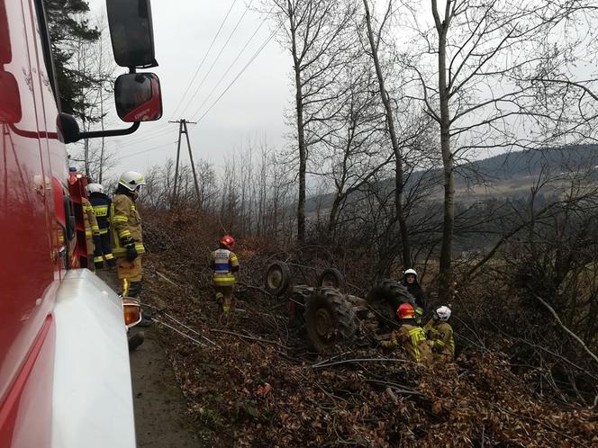 TRAGEDIA pod Limanową. Nie żyje mężczyzna przygnieciony przez ciągnik 