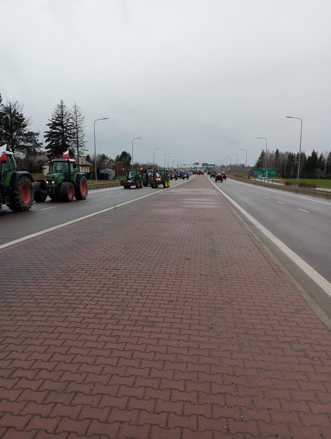 Trwa protest rolników w woj. lubelskim. Blokady są w wielu miejscach w regionie [DUŻO ZDJĘĆ]