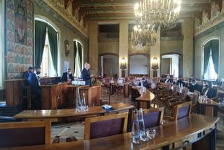 Debata nad projektem ustawy o związku metropolitalnym w sali obrad Rady Miasta Krakowa