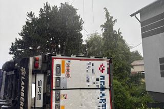 Zalane posesje, zerwany dach, przewrócony tir. Leszno i region po załamaniu pogody