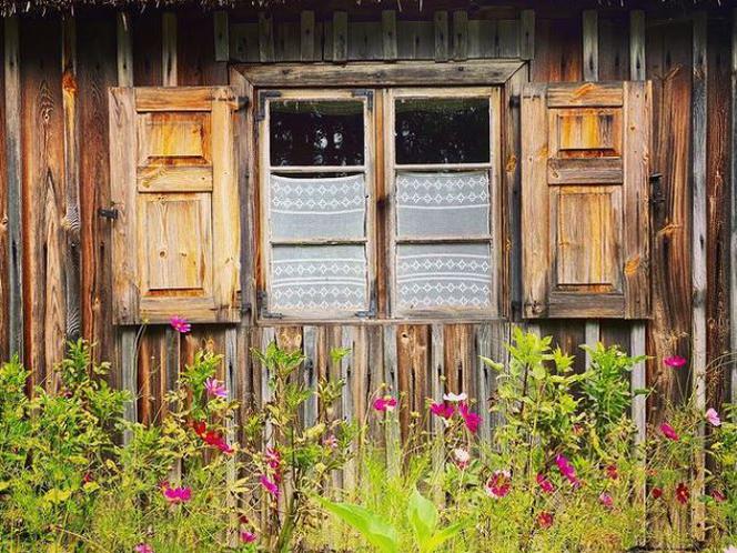 Drewniane okno i kwiaty