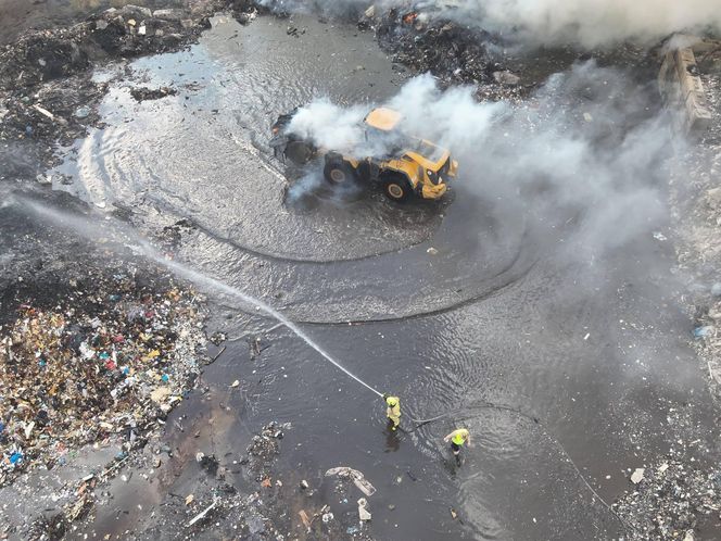 Zakończyło się dogaszanie pożaru na terenie sortowni śmieci w Bełżycach