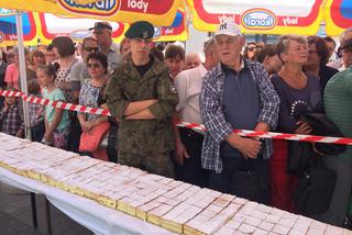 Gigantyczna kremówka papieska w Rzeszowie już rozdana!