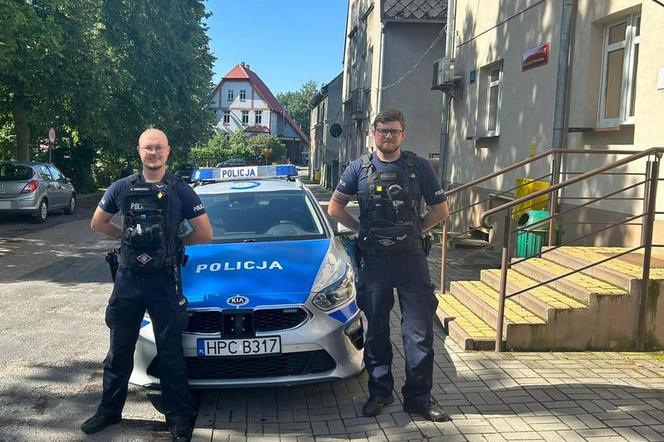 Kierowca zauważył radiowóz i zaczął nerwowo wymachiwać rękoma. Skończyło się policyjną eskortą