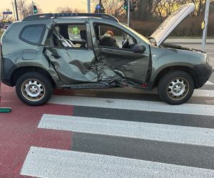 Śmiertelny wypadek na Ursynowie. Morocyklista wjechał w bok osobówki. Nie żyje