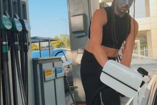 Dziwaczna stylizacja Michała Szpaka