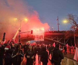 Marsz Niepodległości przechodzi przez most Poniatowskiego