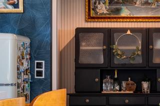 Dom Magdy i Łukasza pod Łodzią – kredens w korytarzu