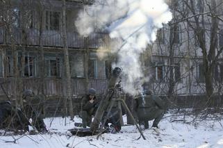 Weterani z Ukrainy ćwiczą ludzi do obrony miasta. Uczą ich strzelać z karabinów