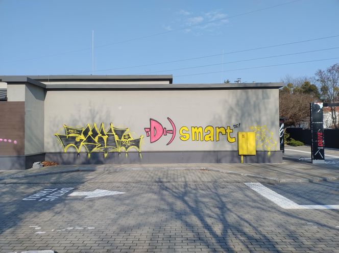 Opuszczony budynek KFC w Sopocie. Kultowe miejsce pokryło graffiti 