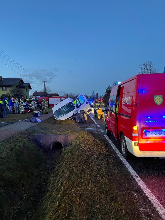 Wypadek z udziałem busa w Fałkowie pod Końskimi