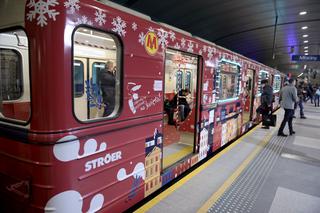 Mikołajki w świątecznych wagonach metra w Warszawie [ZDJĘCIA]