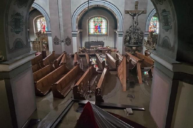 Klasztor franciszkanów w Kłodzku zalany. W kościele woda sięga ambony 