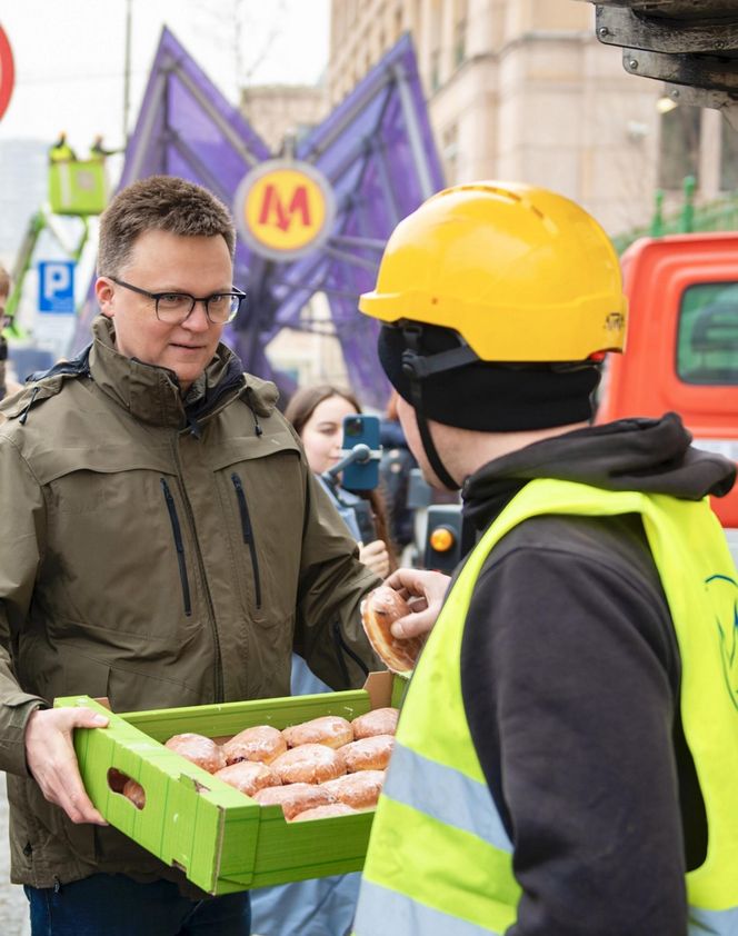 Szymon Hołownia rozdaje pączki