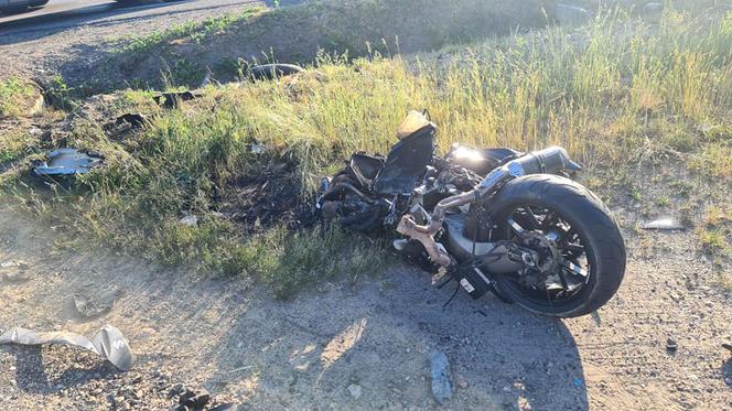 Dłużniewo. Motocykl roztrzaskany na kawałki! 33-latek zginął przez innego kierowcę [ZDJĘCIA]