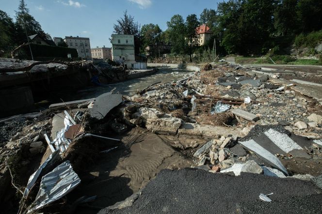 Sprzątanie po powodzi w miejscowości Lądek-Zdrój