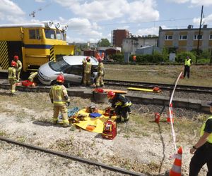 Kontrolowane zderzenie pociągu z osobówką