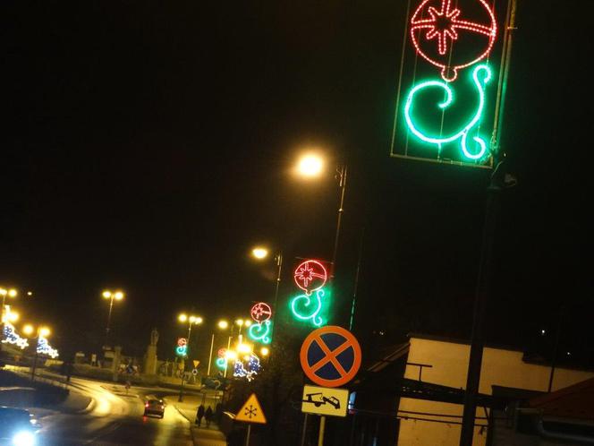 Iluminacja świąteczna Sępólna Krajeńskiego została powieszona "do góry nogami".