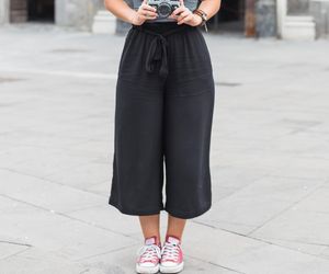 Spodnie culotte to must have tego lata. Jak je nosić w modnym stylu? 