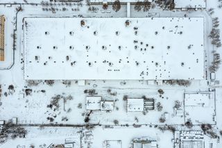 Instalacja przeciwoblodzeniowa w hali przemysłowej i jej otoczeniu – jak zapobiegać skutkom zimy?