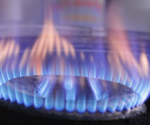 Rząd przyjął projekt ustawy o zamrożeniu cen gazu. Kto na tym skorzysta?