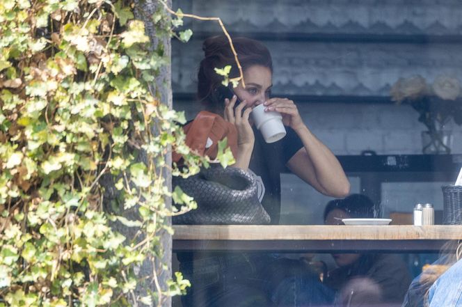 Małgorzata Socha stroi miny przy bajglu