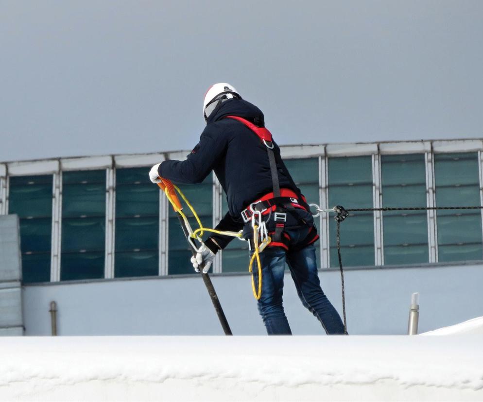 Obciążenie śniegiem dachów płaskich. Jak skutecznie odśnieżać dach płaski?