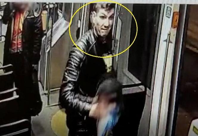 Kraków. Ohydny incydent w tramwaju. Policja szuka mężczyzn ze zdjęć