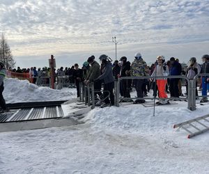 Na nartach podjadała mężowi frytki