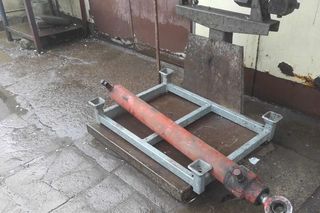 Policjanci zatrzymali go pod skupem. 55-latek tłumaczył się, że chciał pożyczyć łom