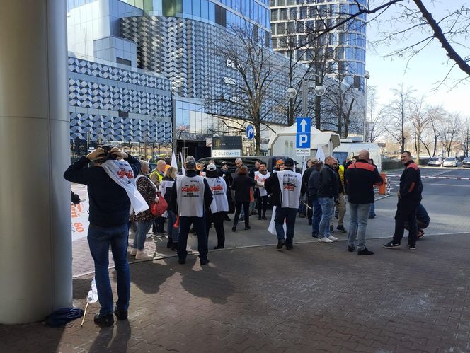 Protest hutników pod Węglokoksem w Katowicach. "Co innego nam mówią, a co innego robią"