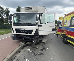 Zderzenie osobówki i ciężarówki w Dąbrówce-Ług. Jest jedna osoba poszkodowana