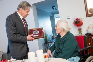 Pani Stanisława wyskoczyła z okna pociągu i cudem przeżyła! Jej historia to gotowy scenariusz na film