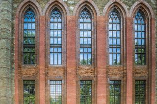 Nowe okna w sali jadalnej, przyziemiu i kaplicy pałacu Marianny Orańskiej