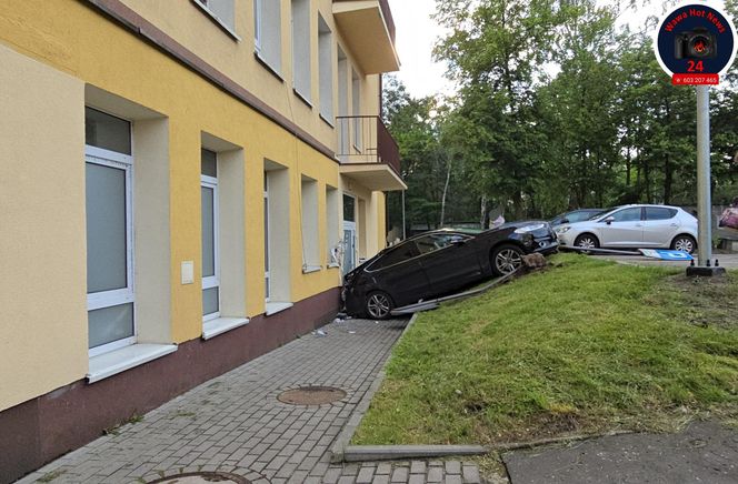 Auto staranowało ludzi i uderzyło w budynek szpitala. Groźny incydent w Otwocku