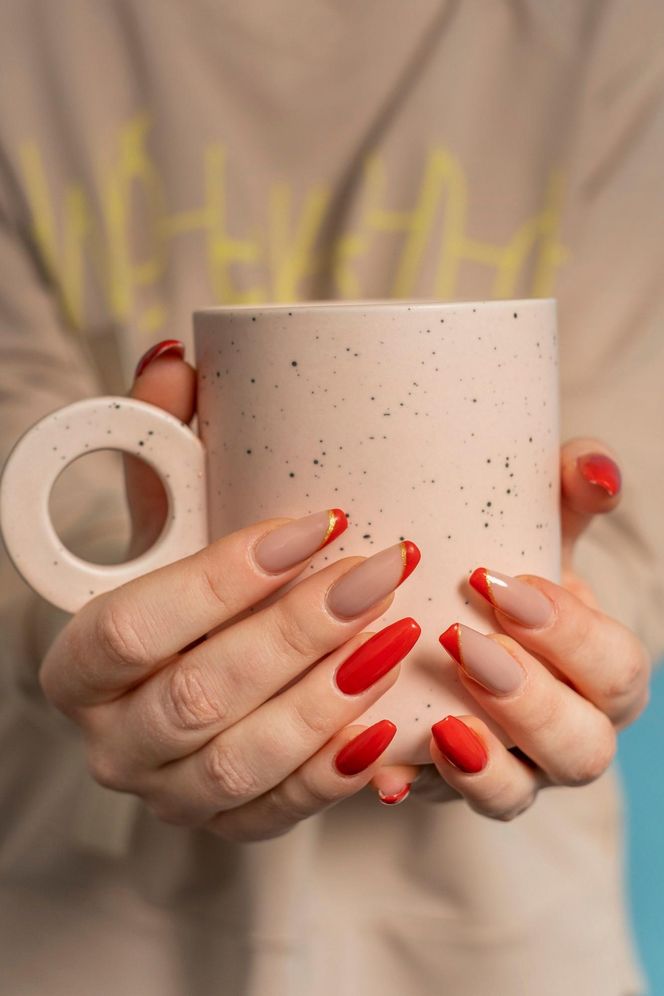 Manicure na wiosnę zachwyca prostotą. Zapomnij o mocnych kolorach i bogatych zdobieniach