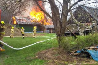 Pożar drewnianego domu w Kąśnej Dolnej. Sąsiad pomógł dwóm staruszkom wyjść z płonącego budynku