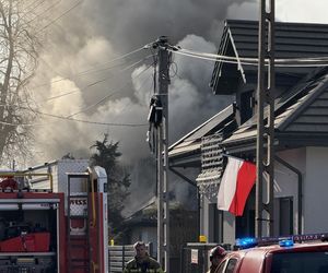 Potężny pożar domu parterowego w Warszawie. Gęsty dym widać było z kilku kilometrów