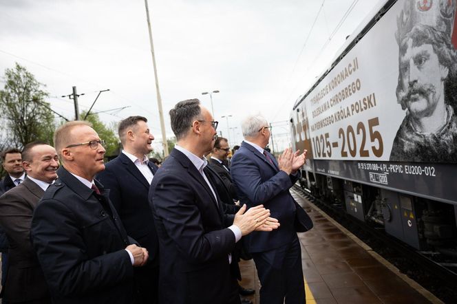 Lokomotywa PKP Intercity w narodowych barwach z okazji 1000-lecia koronacji Bolesława Chrobrego