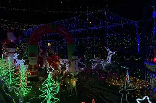 Czy to najpiękniej oświetlony dom w Łódzkiem? Sieradzkie Las Vegas znowu zachwyca [ZDJĘCIA]