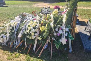 Kibicowskie szale powiewają na grobie Kamila w Lubli [GALERIA]