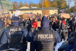 Łódź: Mężczyzna POWALONY NA ZIEMIĘ przez policjanta podczas protestu na Piotrkowskiej. Tłum skanduje: Zostaw go! [WIDEO]