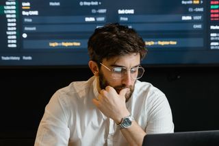 Sztuczna inteligencja w natarciu. Ta branża już odczuwa skutki. Juniorzy tracą pracę