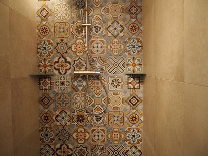 Marokańskie kafle na ścianie pod prysznicem