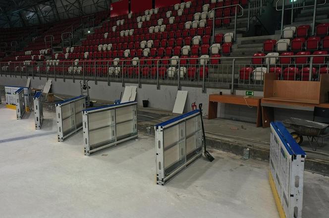 Lodowisko przy Siedleckiego już po remoncie. Nowe bandy, boksy i bramki 