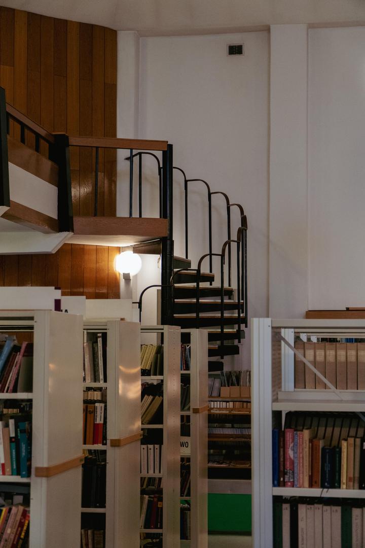 Biblioteka Uniwersytetu Opolskiego - zdjęcia. Zobacz zachowane wnętrza z lat 70.