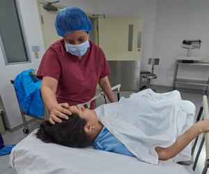 Chciała czytać z ruchu warg, ale lekarz miał maseczkę... Dla tych kobiet to koszmar