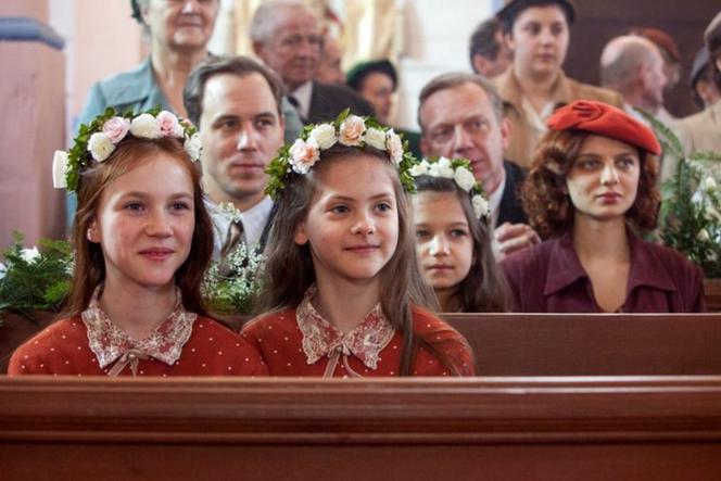 Stulecie Winnych, sezon 2, odc. 24: Kasia (Ekaterina Krakovnaia), Basia (Veronica Voytsethovska), Ewa (Rema Kos), Ania (Weronika Humaj), Michał (Stefan Pawłowski), Władysław (Arkadiusz Janiczek)