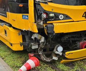 Dramatyczny wypadek w Warszawie. Młody kierowca śmieciarki wyleciał przez okno po zderzeniu z tramwajem